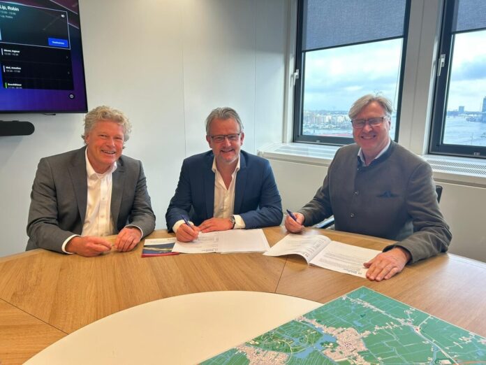 Signing the agreement for the new terminal in Amsterdam. From left: Koen Overtoom (CEO, Port of Amsterdam), Frank Holzapfel (Managing Director Mibau-Stema Nederland B.V.), Jos van der Meer, Managing Director Mibau Stema Nederland B.V.)