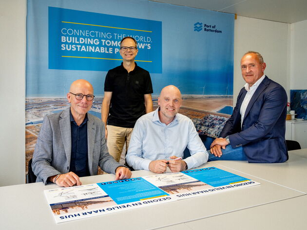 From left to right: Richard Brouwer (Van Oord), Egbert van der Wal (Port of Rotterdam), Ron de Groot (De Klerk). Standing: Jan-Mark van Mastwijk (Hakkers) | Photo: Marc Nolte