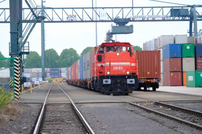 Regular combined transport connections to Hamburg ensure hinterland logistics even during periods of low water on the Rhine.