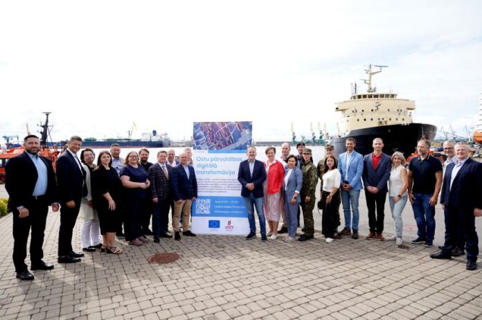 Representatives of Latvian ports and government agencies mark the completion of the joint port digitalisation project.