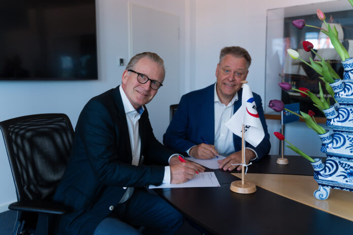 EUROGATE and ICT Logistics representatives sign their strategic cooperation agreement on terminal automation technology.