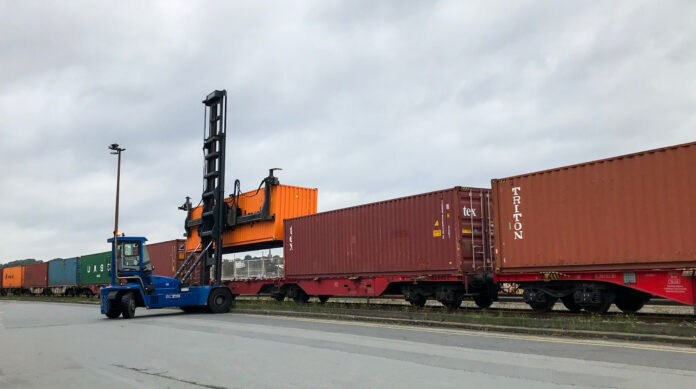 The Hamburg Container and Chassis Repair Company (HCCR) is continuously expanding the transport of empty containers by rail. © HHLA / HCCR
