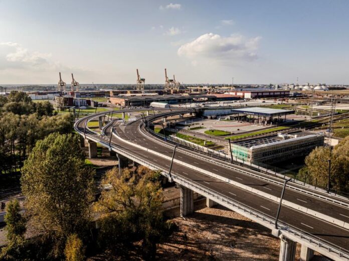 A new traffic overpass connecting Tvaika Street to Kundziņsala will open on November 1, 2026, alongside a new port checkpoint.