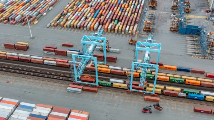 The first train on a new rail service for Swedish timber producer Fiskarheden has departed from Malungsfors bound for the Port of Gothenburg.